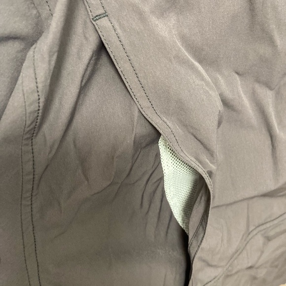 Rowe Grey Large men’s outdoor shirt w pockets mesh inside w flap on back $59 - Picture 7 of 7